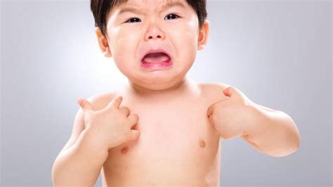 Ini adalah kondisi dimana asi yang sudah ditelan kembali ke kerongkongan karena bayi sebaiknya menyusu dalam kondisi tenang untuk menghindari ia menghisap udara terlalu banyak. Anak Muntah Selepas Minum Susu Formula - Zafrina