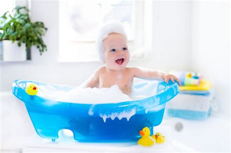 Baby always wants to sit and reach up to the tub to get a toy (supervised) and i'm glad she sits on this mat instead of the tile. Babybadewanne Checkliste - Checkliste Baby Erstausstattung