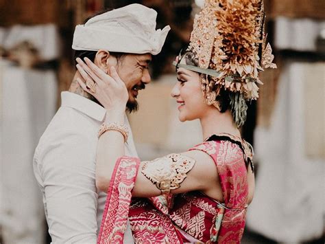 Sebelumnya, nora sudah pernah menikah dengan aliff alli khan, adik aktor miller khan. Romantisnya Nora Alexandra Potongi Kuku Kaki Jerinx SID ...