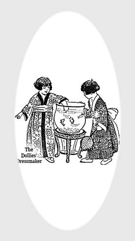 Pour s'assurer de cela, notre peignoir japonais pour femme est entièrement composé en satin. Bleuette | 1925 Peignoir Japonais | The Dollies Dressmaker