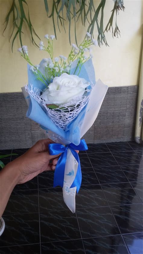 Berisi 5 bunga mawar dan 1 bunga pikok. Jual buket bunga mawar mini di lapak BloomyGift elindadian