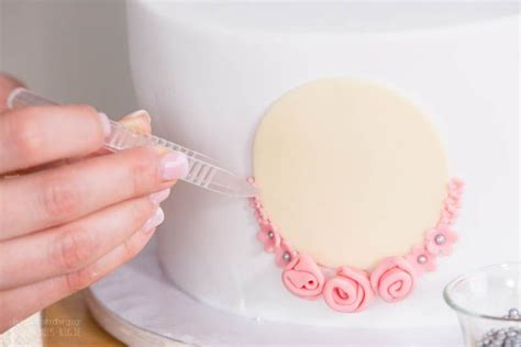 Bie uns steht demnächst ein kindergeburtstag an und da wollte ich verschiedene kuchen machen. Tauftorte mit rosa Blütenverlauf | Tauftorte, Torten ...