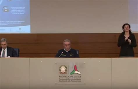 «smettete di vaccinare chi ha meno di 60 anni, con che coscienza si saltano le liste?». Conferenza stampa Protezione Civile, oggi 9 aprile 2020 ...