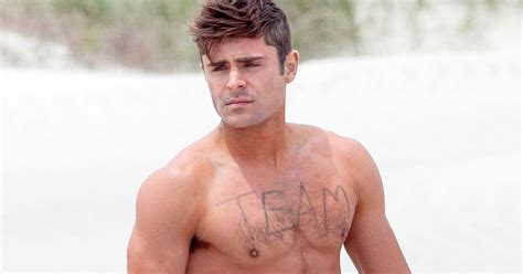 The rock and zac efron start lifeguard duty as cameras start rolling on baywatch movie in florida. Zac Efron compartió fotos con Dwayne Johnson de 'Baywatch ...