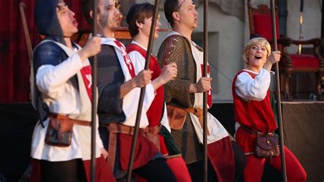 Července 1932 v košicích do rodiny vojáka, ruského legionáře a kapelníka a vídeňské operní pěvkyně. Legendární Noc na Karlštejně v Troji. Návštěva hradu ke ...