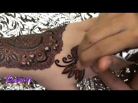 Here is the captivating delicate bands of flowers with minimalistic henna patterns around the motif give a stunning vibe on the bride's hands. Kashee's Signature Mehndi - YouTube in 2020 | Mehndi ...