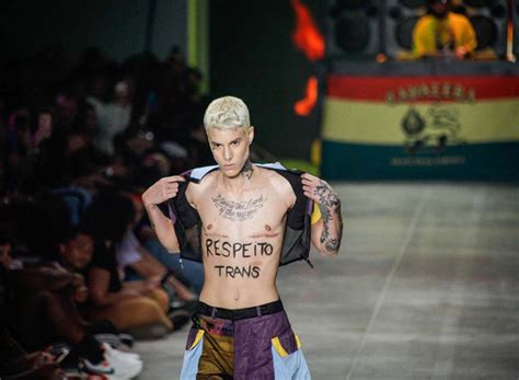 A transfobia en estados unidos é moi forte nalgúns movementos cristianos. Mostrando cicatrizes, modelo faz protesto contra ...