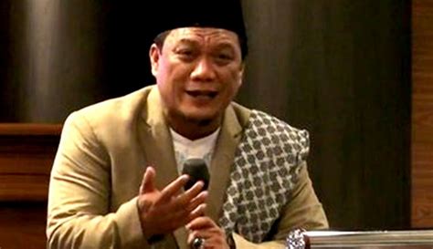 Ustadz yahya waloni menceritakan tentang besarnya gaji yang diterima waktu masih jadi pendeta. Yahya Waloni Dipolisikan, Gara-Gara Ini