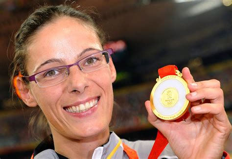 Born 16 february 1978 in antwerp) is a retired belgian track and field athlete, as well as a chemist, who started out in her sports career in the. Tia Hellebaut in de bloemen - Wanda Diamond League