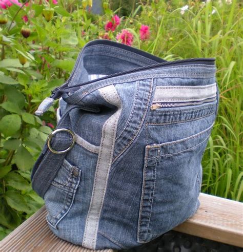 So bleibt diese am platz und der stepp lässt die tasche wertiger aussehen. Upcycling Jeanstasche "Wegwarte XII" zum Umhängen | Jeans ...