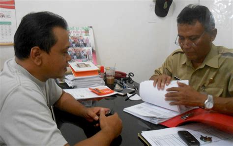 Sejumlah pedagang grosir pakaian maupun aksesori di pasar kliwon kabupaten kudus, jawa tengah, yang selama ini menjadi tempat kulakan pedagang dari berbagai daerah di tanah air mengeluhkan sepi pembeli, meskipun sudah mendekati bulan puasa ramadan. Proses pembayaran pasar kliwon tidak sesuai target