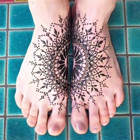 This may help lighten the ink visible at the surface. Henna Tattoos: Everything You Need to Know [+100 Great ...