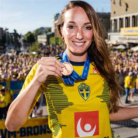 However, it is known that she was born to swedish parents in kristianstad, sweden, on july 29, 1989, which means she is currently 31 years old and her height is 5 feet 5 inches. VM-bronshjälten Kosovare Asllanis DRÖMFLYTT - blir Real Madrids första storvärvning
