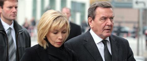 Ein familiengericht in seoul verurteilte schröder zur zahlung von. Gerhard Schröder trennt sich nach 18 Jahren von Doris ...