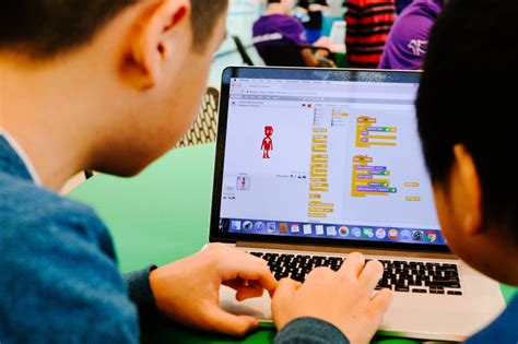 Scratch is a free programming language and online community where you can create your own interactive stories, games, and animations. 'Scratch'-programmeren: er kan meer dan je denkt - Schoolit