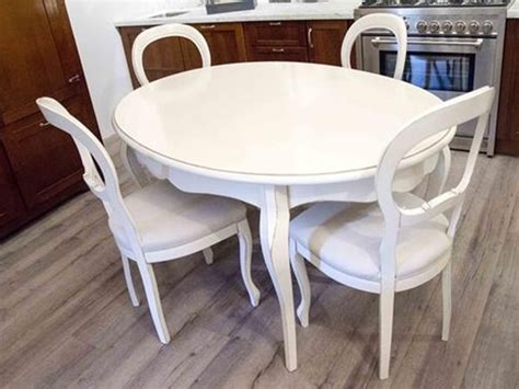 Possibilità di scegliere la finitura del tavolo e il colore delle sedie tra tre varianti disponibili. Tavolo ovale allungabile Essenza in legno massello laccato ...
