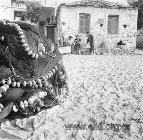 Τις πετριές, ένα παραδοσιακό χωριό μόλις 4 χλμ. ΠΕΤΡΙΕΣ ΕΥΒΟΙΑΣ ΤΟ 1960 | Wool blanket, Merino wool ...