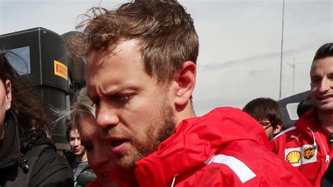 In rund zwei monaten startet die neue seine fans schockierte dabei allerdings ein detail. Sebastian vettel frisur | Sebastian Vettel mit neuer ...