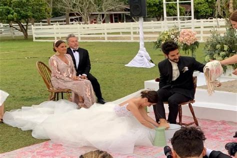 Lo que pasa en la televisión, el teatro, la música y el entretenimiento. Evaluna Montaner le lava los pies a Camilo en su boda ...