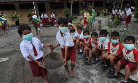 Gotong royong merupakan salah satu dari lima nilai karakter utama disamping religius, nasionalis, mandiri, dan integritas. Murid SD di Kediri gotong-royong. ~ Ilmu Sejarah UA