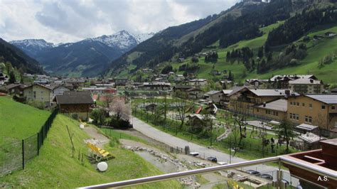 Von großarl fährt man ins ellmautal zum parkplatz grund von dort geht es südlich zur wir machen uralub in großarl, österreich. "Blick auf Großarl" Kinderhotel Waldhof (Großarl ...