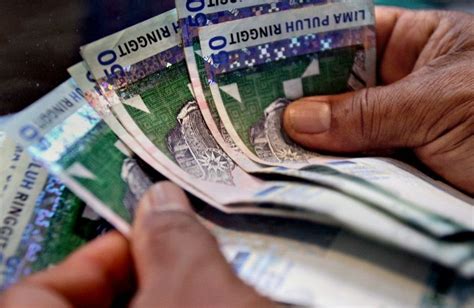 Najib yang juga menteri kewangan berkata, ia membabitkan bayaran khas pertama sebanyak rm1,000 bagi penjawat awam dan rm500 bagi pesara. Cuepacs harap penjawat awam dapat bonus sebulan gaji ...