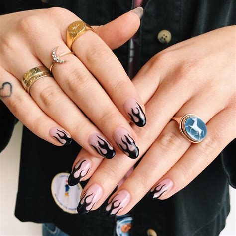 20+ idées originales pour porter le vernis à ongles noir | Edgy nails ...