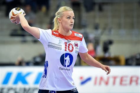 She was voted world handball player of the year 2019. EM-kisojen tv-lähetyksessä näytettiin lähikuvaa ...