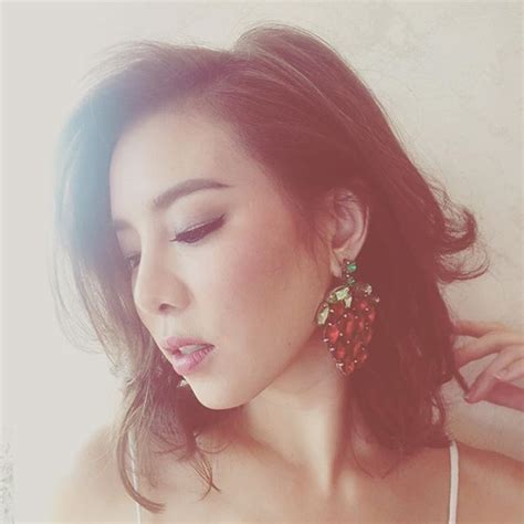 คริส หอวัง เปิดลุคสปอร์ตเกิร์ลสุดแซ่บ ขนาดเล่นเวคเซิร์ฟยังเซ็กซี่เบอร์นี้ ! 10 เรื่องน่ารู้ของ คริส หอวัง สาวหมวยหน้าใส นักแสดงเปี่ยม ...