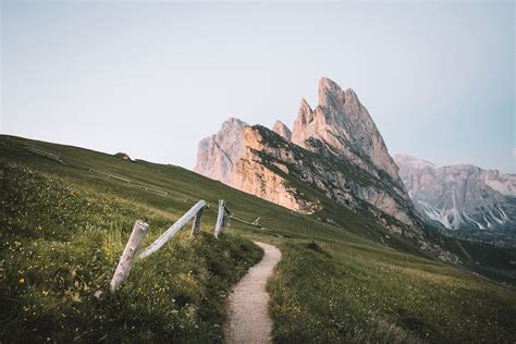 Einer der wanderwege auf die seceda führt von wolkenstein. munichmountaingirls-fotografin-berge-outdoor-muenchen ...