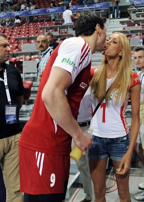 Bartosz kurek, odpoczywający po mś2010 nie zagrał w tym meczu. Zdjęcia: Najpiękniejsza kibicka polskich siatkarzy ...