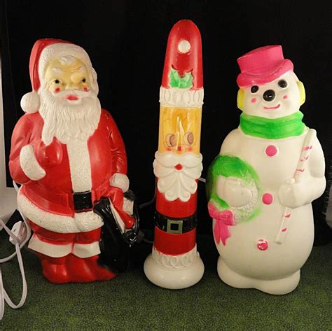 The old white skates make a big statement, i just love them! Nice Vintage Plastic Christmas Decorations #vintagemeltedplasticchristmasdecorations # ...