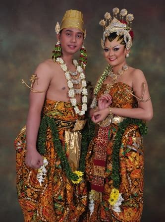 Selain pakaian resmi, ada juga beberapa pakaian pengantin adat dalam budaya jawa tengah. Konsultasi Pengantin & Wedding Organizer