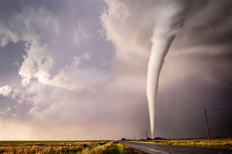 Un tornado arrasa el sur de la república checa y deja al menos 5 muertos y 200 heridos · con rachas de viento de hasta 300 kilómetros por hora, . Most Photogenic Tornadoes of the Decade - Tornado Talk