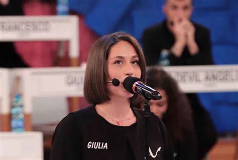 Giulia è stata tra i primi concorrenti ad ottenere la maglietta verde per accedere al serale. Giulia Molino a Uomini e Donne prima di Amici 19 per Luca ...