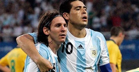 El problema de diego armando maradona es que se cree intocable y no tiene miedo a soltar lo que le viene en gana cuando le. "Si me apurás, pongo a Riquelme antes que Messi y Maradona ...