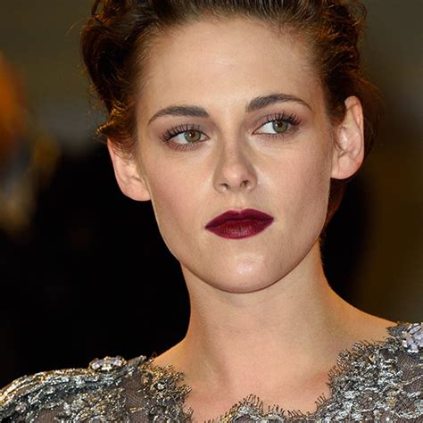 Avec sa palette illimitée de rouge à lèvres, de brillants et de couleurs, la trousse à maquillage attire inévitablement les regards. la tendance rouge à lèvres lie de vin et aubergine cet ...