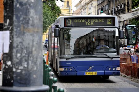 Van egy szó című dala zene: Hol lakik az Isten? - 8ker