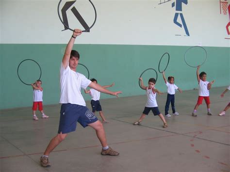 Na atualidade, a ginástica rítmica conta com provas individuais e por conjunto, na qual cinco ginastas se apresentam juntas. Educação Física Global: AULA DE GINÁSTICA RÍTMICA ...