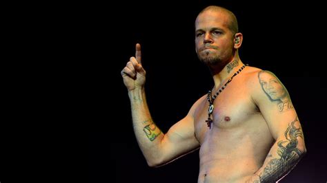 Im gegensatz zu anderernsängern ist residente auch ein künstler. Residente y Bad Bunny estrenan 'Afilando los cuchillos ...