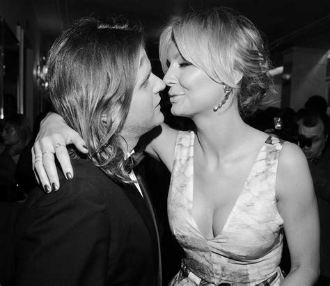 Zdjęcie skomentowała małgorzata rozenek, paulina krupińska, zosia ślotała oraz sara boruc. Piotr Woźniak - Starak z żoną Agnieszką - Super Express