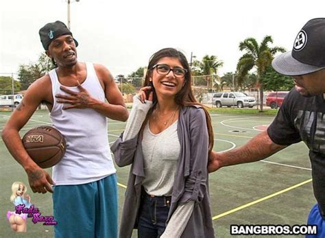 Por que as mulheres matam. Mia Khalifa transando com dois negões bem dotados > 12 Fotos no Fada do Sexo