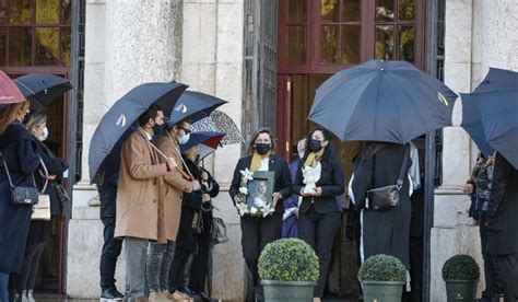 Nasceu em dourdan, nos arredores de paris, a 21 de outubro de 1999. As imagens do último adeus a Sara Carreira