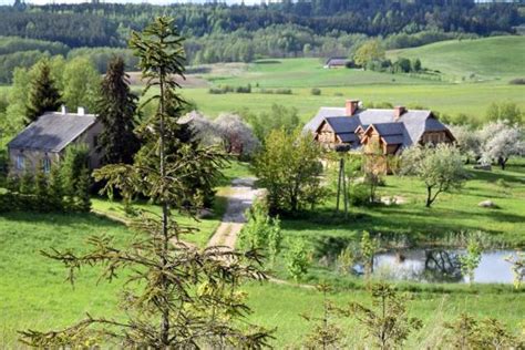 Zarabia około 6 tysięcy złotych, ale nie wiem dokładn. Podlasie: Rezydencja żony Łukasza Szumowskiego robi ...