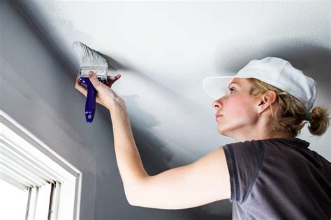 Streichen sie von oben nach unten. Tipps und Tricks zum Thema Decke streichen