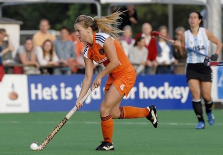 Netherlands' fatima moreira de melo escapes france's perrine bretigny, 02 september 2003 in barcelona during their european championships match. Fatima Moreira De Melo - Field Hockey Photo (6634906) - Fanpop