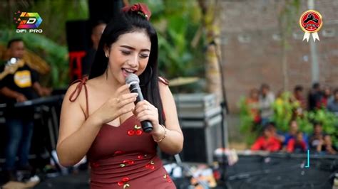 Hati ini selalu untukmu terimalah lagu ini dari orang biasa tapi cintaku padamu luar biasa. Video dan Lirik Lagu Cinta Luar Biasa - Desi Tata - Video ...