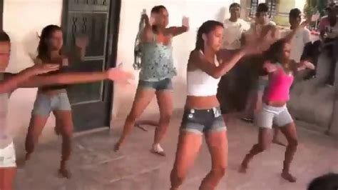 The dancer is a woman with large, poofy black hair. Menina Dancando Ok Ru : Ok Ru Live Video : Gente espero ...