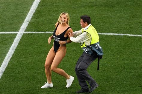 As stunned liverpool and tottenham stars looked on, kinsey wolanski, 22, sprinted across the pitch at the wanda metropolitano stadium in a skimpy black. Who is Champions League streaker Kinsey Wolanski and what ...