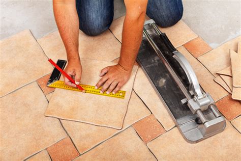 Diese schnittformen werden zum beispiel für die fliese benutzt, die direkt an der toilette. Fliesenschneider richtig benutzen: So geht's! | Hauskauf ...